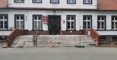 Na zdjęciu zabytkowy dworek w Dusznikach w trakcie remontu schodów. Stan prac w połowie września 2020 r.