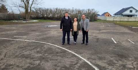 Spotkanie Posła Marcina Porzucka z dyrektor szkoły w Sędzinku Renatą Nizio i wójtem Romanem Bogusiem na boisku szkolnym w Sędzinku