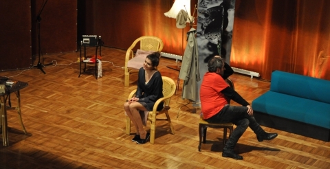 Na zdjęciu aktorzy teatralni w trakcie grania spektaklu "Separacja" na scenie widowiskowej w Dusznikach