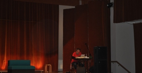 Na zdjęciu aktorzy teatralni w trakcie grania spektaklu "Separacja" na scenie widowiskowej w Dusznikach