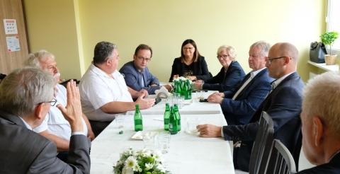 Uczestnicy spotkania rozmawiają o działalności Dziennego Domu Opieki Medycznej w Pniewach. Fot. Anna Fliger UM Pniewy