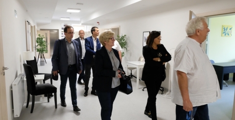 Uczestnicy spotkania oglądają pomieszczenia Dziennego Domu Opieki Medycznej w Pniewach. Fot. Anna Fliger UM Pniewy