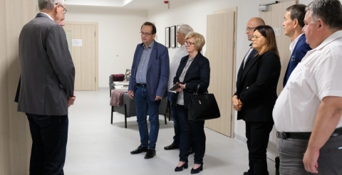 Uczestnicy spotkania oglądają pomieszczenia Dziennego Domu Opieki Medycznej w Pniewach. Fot. Anna Fliger UM Pniewy