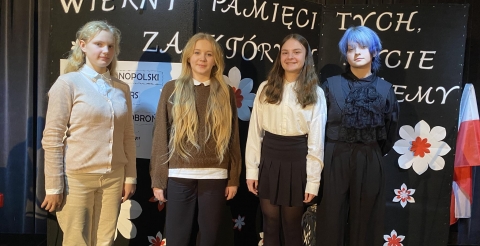 Uczestniczki konkursu pieśni patriotycznej ,,W hołdzie obrońcom ojczyzny'' w Kwilczu