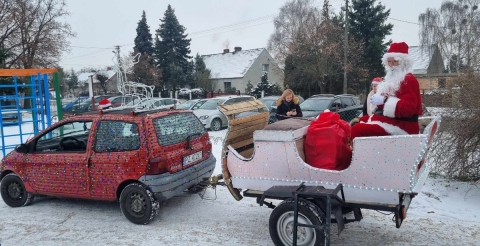 Mikołaj na saniach przed szkołą podstawową w Sędzinku