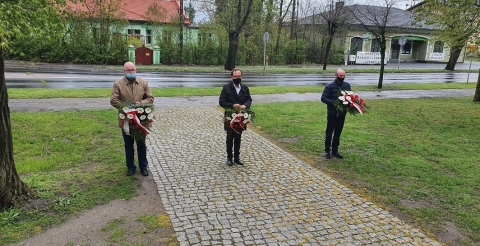 Na zdjęciu delegacja samorządu gminnego z wiązankami biało-czerwonych kwiatów, od lewej: Przewodniczący Rady Gminy Duszniki Marek Liszkowski, Wójt Gminy Duszniki Roman Boguś, sołtys Dusznik Piotr Bździel.