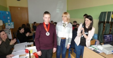 Święto Liczby Pi w Szkole Podstawowej w Dusznikach. Zdjęcie ze strony http://spduszniki.net/index.php?c=article&id=870