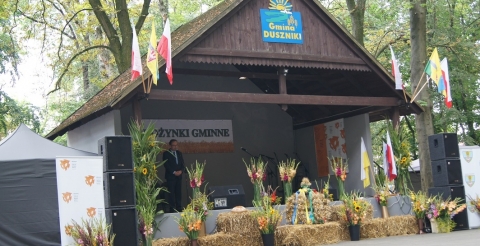 Wójt Gminy Duszniki na scenie w parku w Dusznikach wita uczestników Dożynek Gminnych 2021. 