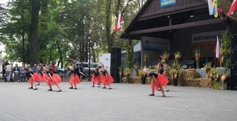 Dziewczęta z zespołu Dance Club podczas występu tanecznego na Dożynkach Gminnych 2021.