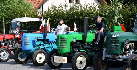 Dożynki gminne w Dusznikach. Wystawa maszyn rolniczych i zabytkowych traktorów.