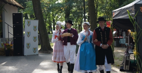 Dożynki gminne w Dusznikach. Obrzęd dożynkowy w wykonaniu Zespołu Folklorystycznego Wielkopolanie.