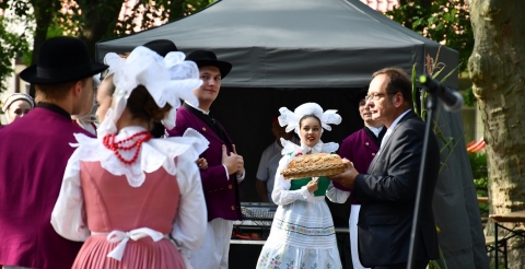 Dożynki gminne w Dusznikach. Obrzęd dożynkowy w wykonaniu Zespołu Folklorystycznego Wielkopolanie.