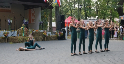 Dożynki gminne w Dusznikach. Występ starszej grupy dziewczynek z zespołu Dance Club na scenie w parku.