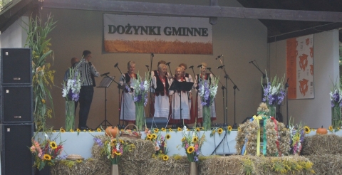 Dożynki gminne w Dusznikach. Występ zespołu Duszniczanka na scenie w parku.