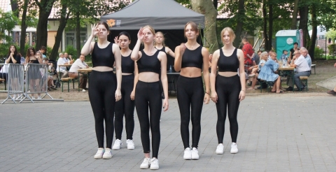 Dożynki gminne w Dusznikach. Występ najstarszej grupy dziewcząt z zespołu Dance Club na scenie w parku.