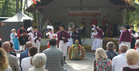 Dożynki gminne w Dusznikach. Obrzęd dożynkowy w wykonaniu Zespołu Folklorystycznego Wielkopolanie.