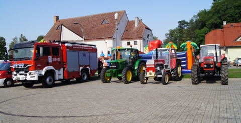 Dożynki gminne w Dusznikach. Wystawa maszyn rolniczych i wozów strażackich.