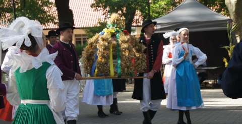 Dożynki gminne w Dusznikach. Obrzęd dożynkowy w wykonaniu Zespołu Folklorystycznego Wielkopolanie.