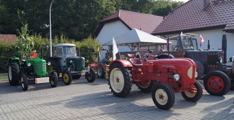 Dożynki gminne w Dusznikach. Wystawa maszyn rolniczych i zabytkowych traktorów.