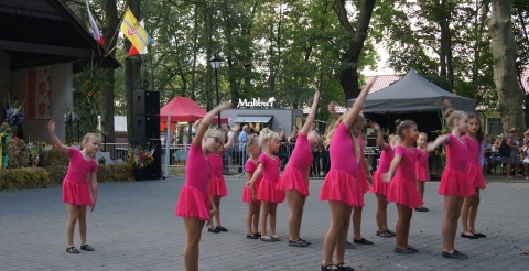 Dożynki gminne w Dusznikach. Występ grupy najmłodszych dziewczynek z zespołu Dance Club na scenie w parku.