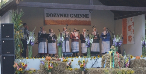 Dożynki gminne w Dusznikach. Występ zespołu Podrzewianka na scenie w parku.