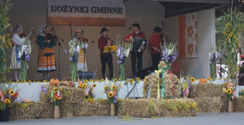 Dożynki gminne w Dusznikach. Obrzęd dożynkowy w wykonaniu Zespołu Folklorystycznego Wielkopolanie.