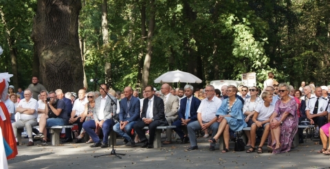 Dożynki gminne w Dusznikach. Uczestnicy dożynek oglądający występ artystyczny.