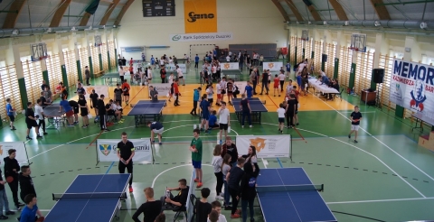 Na zdjęciu zawodnicy podczas gry pierwszego dnia Memoriału Kazimierza Bartoszaka w sali sportowej w Dusznikach