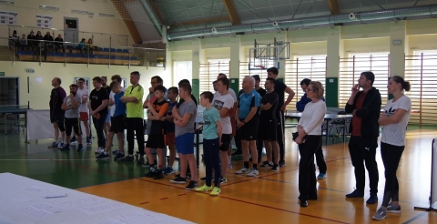 Na zdjęciu uczestnicy drugiego dnia Memoriału Kazimierza Bartoszaka w sali sportowej w Dusznikach