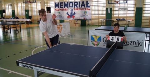 Na zdjęciu zawodnicy Memoriału Kazimierza Bartoszaka w trakcie gry w tenisa stołowego w sali sportowej w Dusznikach