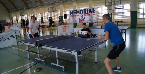 Na zdjęciu zawodnicy Memoriału Kazimierza Bartoszaka w trakcie gry w tenisa stołowego w sali sportowej w Dusznikach