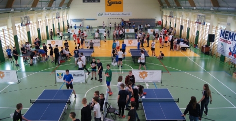 Na zdjęciu zawodnicy podczas gry pierwszego dnia Memoriału Kazimierza Bartoszaka w sali sportowej w Dusznikach