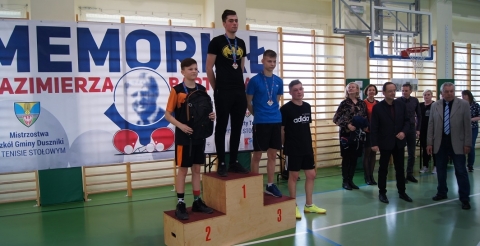 Na zdjęciu zwycięzcy Memoriału Kazimierza Bartoszaka po wręczeniu medali w sali sportowej w Dusznikach