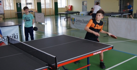 Na zdjęciu zawodnicy Memoriału Kazimierza Bartoszaka w trakcie gry w tenisa stołowego w sali sportowej w Dusznikach
