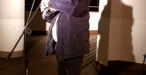 Na zdjęciu Wójt Gminy Duszniki Roman Boguś składa życzenia uczestnikom imprezy Sylwester pod Chmurką w Dusznikach. 