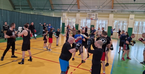 Trening bokserski z Krzysztofem „Diablo” Włodarczykiem w sali sportowej w Dusznikach