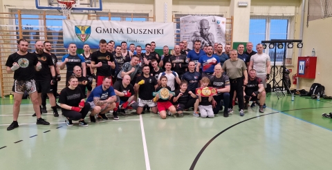 Trening bokserski z Krzysztofem „Diablo” Włodarczykiem w sali sportowej w Dusznikach