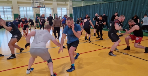 Trening bokserski z Krzysztofem „Diablo” Włodarczykiem w sali sportowej w Dusznikach