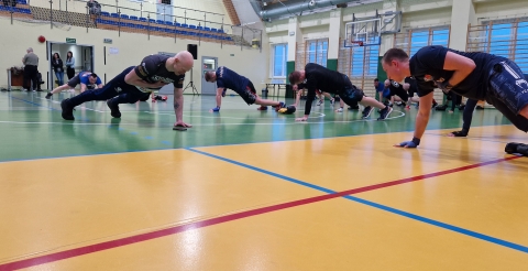 Trening bokserski z Krzysztofem „Diablo” Włodarczykiem w sali sportowej w Dusznikach