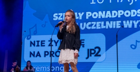 Uczennica SP Grzebienisko na festiwalu Śremsong 2024