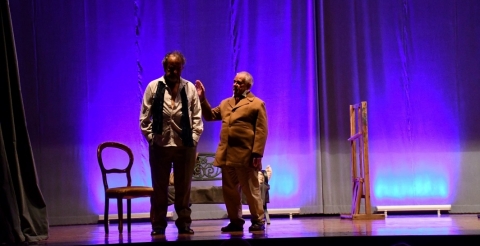 Na zdjęciu dwoje aktorów spektaklu "Tysiąc franków Norwida" na scenie. Aktorzy stoją skierowani do publiczności.