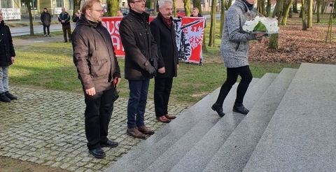 Na zdjęciu przedstawiciele Towarzystwa Miłośników Ziemi Dusznickiej składają kwiaty pod pomnikiem Walk i Męczeństwa w Dusznikach podczas obchodów Narodowego Dnia Pamięci "Żołnierzy Wyklętych".