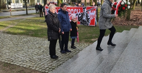 Na zdjęciu przedstawiciele sołtysów składają kwiaty pod pomnikiem Walk i Męczeństwa w Dusznikach podczas obchodów Narodowego Dnia Pamięci "Żołnierzy Wyklętych".