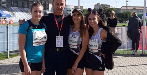 Zawodniczki UKS Olimp z trenerem Krzysztofem Plucińskim na zawodach w Radomiu