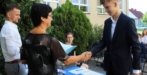 Na zdjęciu uczniowie, nauczyciele i goście uroczystości zakończenia roku szkolnego w Szkole Podstawowej w Grzebienisku w dniu 26 czerwca 2020 r.