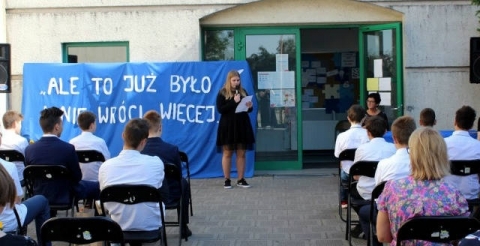 Na zdjęciu uczniowie, nauczyciele i goście uroczystości zakończenia roku szkolnego w Szkole Podstawowej w Grzebienisku w dniu 26 czerwca 2020 r.