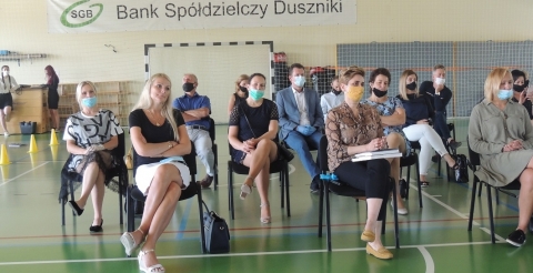 Na zdjęciu uczniowie, nauczyciele i goście uroczystości zakończenia roku szkolnego w Szkole Podstawowej w Dusznikach w dniu 26 czerwca 2020 r.