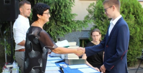 Na zdjęciu uczniowie, nauczyciele i goście uroczystości zakończenia roku szkolnego w Szkole Podstawowej w Grzebienisku w dniu 26 czerwca 2020 r.