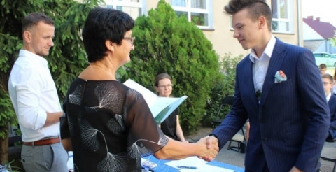 Na zdjęciu uczniowie, nauczyciele i goście uroczystości zakończenia roku szkolnego w Szkole Podstawowej w Grzebienisku w dniu 26 czerwca 2020 r.