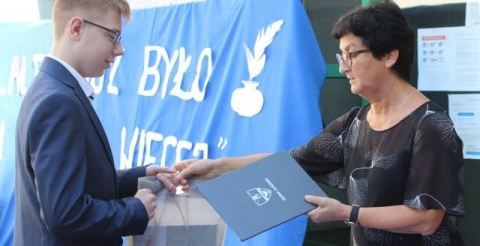 Na zdjęciu uczniowie, nauczyciele i goście uroczystości zakończenia roku szkolnego w Szkole Podstawowej w Grzebienisku w dniu 26 czerwca 2020 r.